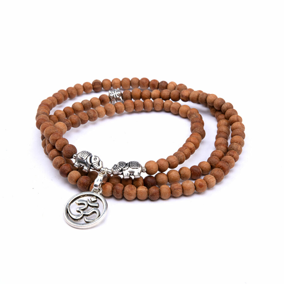 Bracelet Mala long bois de santal avec charms OM