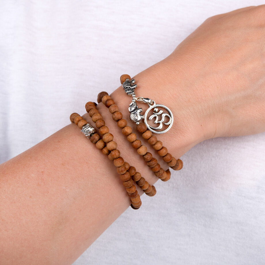 Bracelet Mala long bois de santal avec charms OM